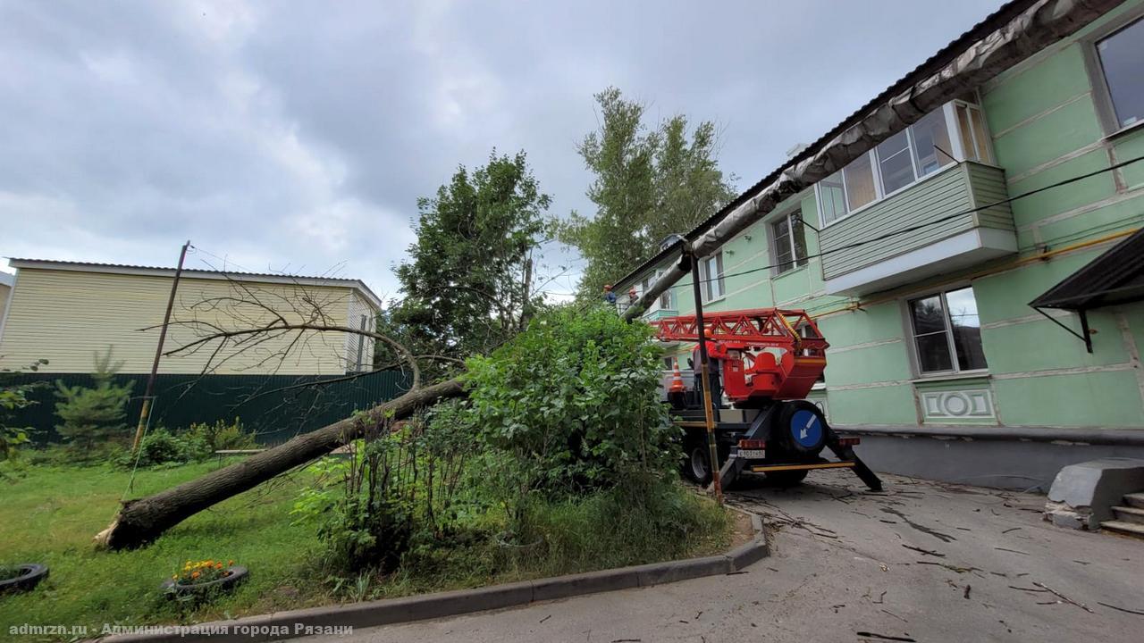 Пять бригад РГРЭС устраняют последствия урагана в Рязани | 12.07.2022 |  Рязань - БезФормата