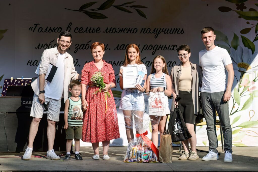 В рязанском Лесопарке наградили многодетные семьи В рязанском Лесопарке наградили многодетные семьи Директор Лесопарка Дамир Шабакаев вручил грамоты за долгую историю семейного союза, укрепление института семьи и достойное воспитание детей и, конечно же, символ праздника — ромашки.