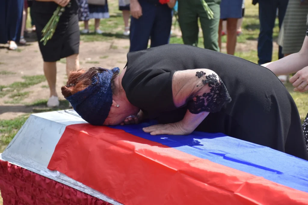 В Сасове простились с героически погибшим на Донбассе Сергеем Ферапонтовым В Сасове простились с героически погибшим на Донбассе Сергеем Ферапонтовым Траурное мероприятие прошло с участием близких и друзей Ферапонтова, представителей власти, военного гарнизона, общественных организаций, епархии, ветеранов.