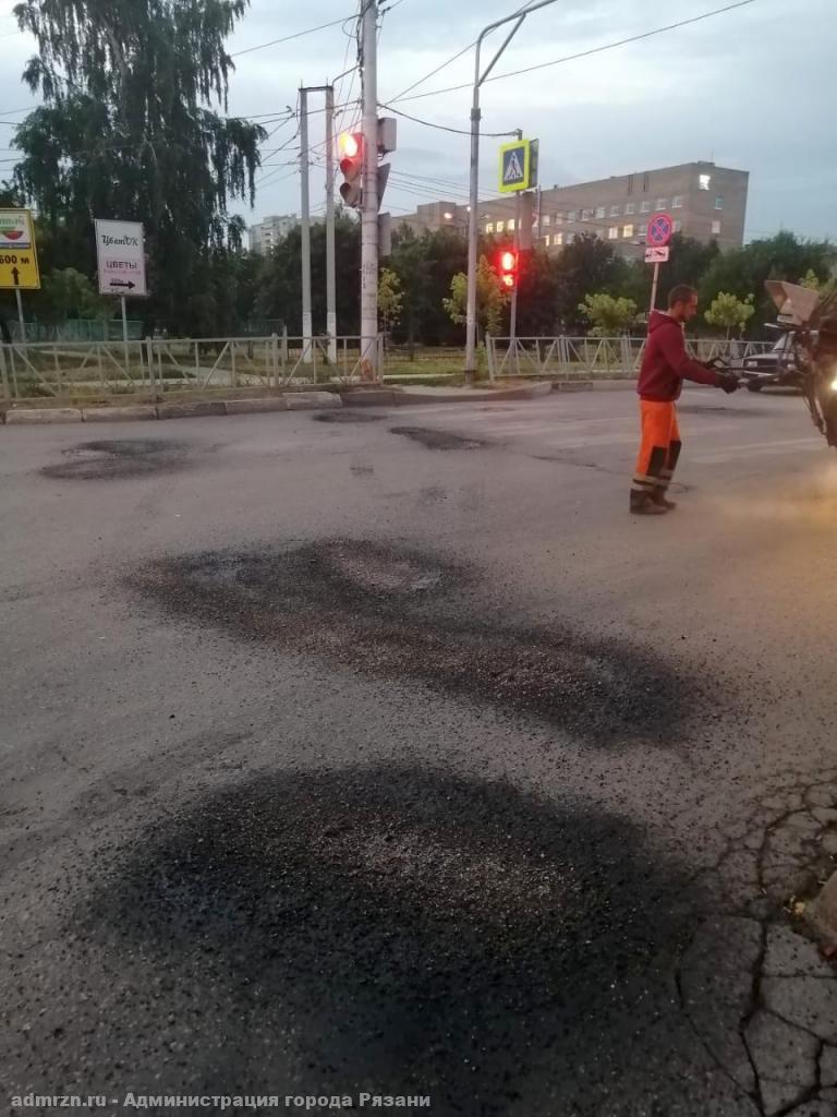 В Рязани продолжается ремонт дорог горячим асфальтом