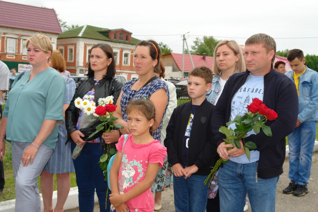 В Рязанской области установили памятную доску Герою России Сергею Сухареву, погибшему на Донбассе В Рязанской области установили памятную доску Герою России Сергею Сухареву, погибшему на Донбассе Сергей Владимирович Сухарев родился 13 марта 1981 года в поселке Игошино Ермишинского района.