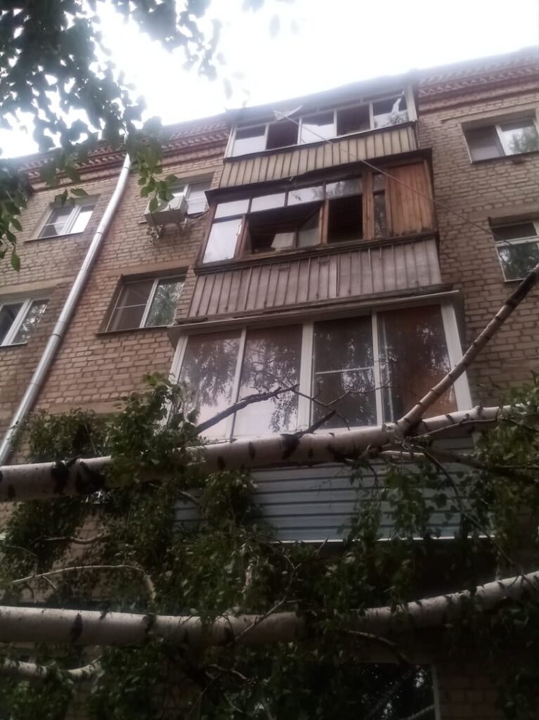 В центре Рязани дерево упало на пятиэтажку и повисло на проводах В центре Рязани дерево упало на пятиэтажку и повисло на проводах Фотографии последствий непогоды разместила группа «Рязань».
