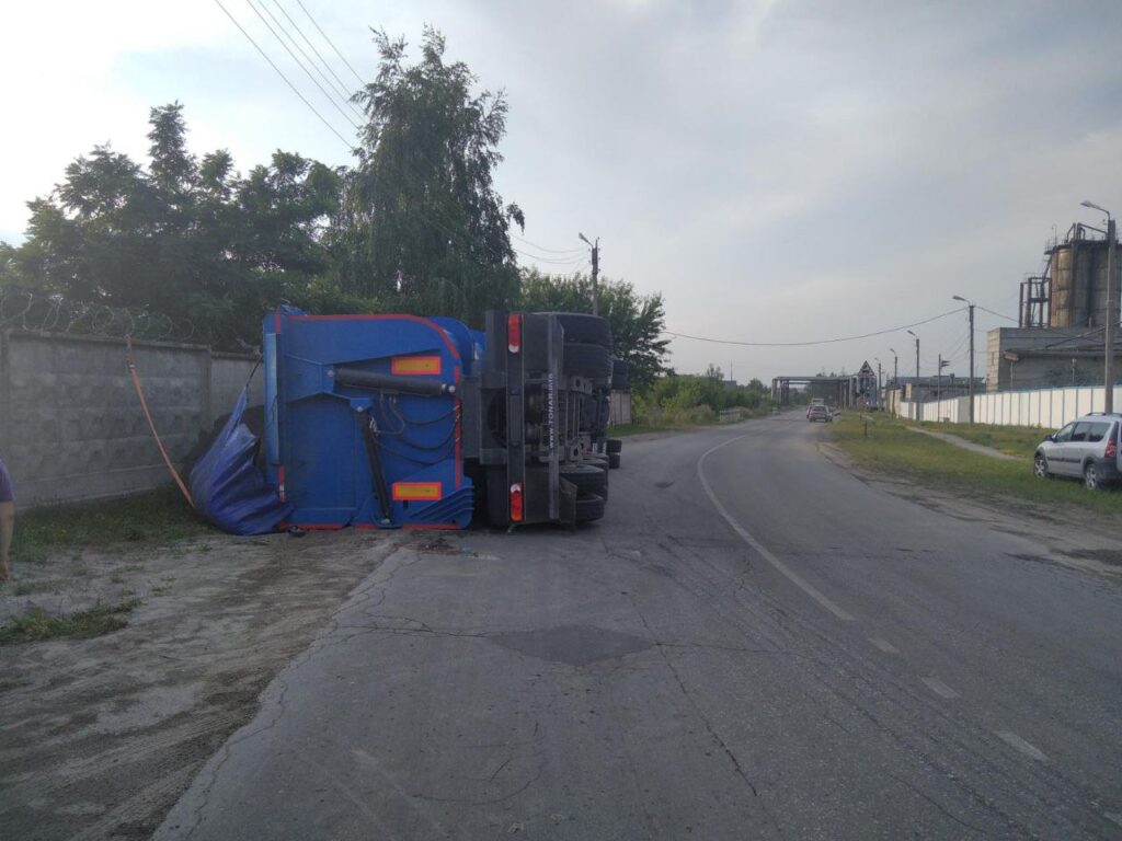 В Новомичуринске перевернулась фура, пострадал водитель