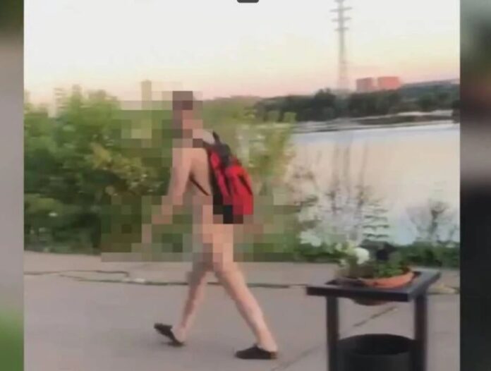 голый парень с рюкзаком