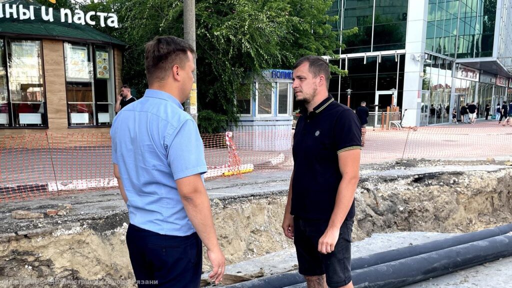 В Рязани продолжается капитальный ремонт магистральных теплосетей В Рязани продолжается капитальный ремонт магистральных теплосетей 15 июля заместитель главы администрации Борис Ясинский приехал посмотреть два объекта на Малом шоссе и ул. Некрасова, где ведутся земляные работы.