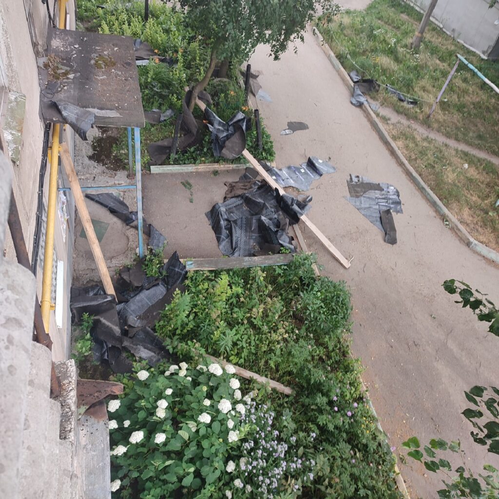 С жилого дома в Рязани сдуло часть крыши Автор утверждает, что в мае–июне 2022 года управляющая компания сделала капитальный ремонт крыши.