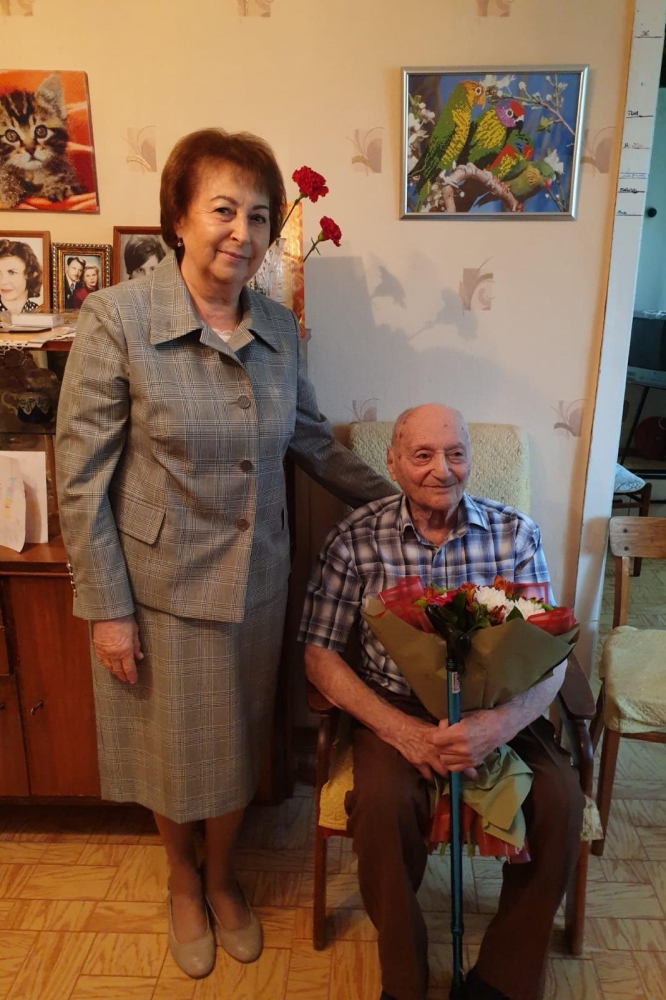В Рязани поздравили труженика тыла со столетним юбилеем В Рязани поздравили труженика тыла со столетним юбилеем Ветеран труда Виктор Чернин родом из Мариуполя, в Рязань переехал в 1955 году.