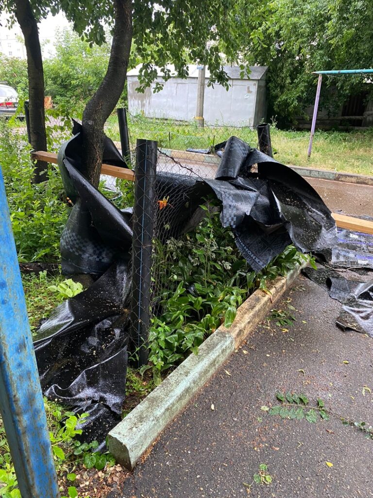 С жилого дома в Рязани сдуло часть крыши Автор утверждает, что в мае–июне 2022 года управляющая компания сделала капитальный ремонт крыши.