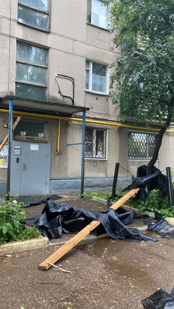 С жилого дома в Рязани сдуло часть крыши Автор утверждает, что в мае–июне 2022 года управляющая компания сделала капитальный ремонт крыши.