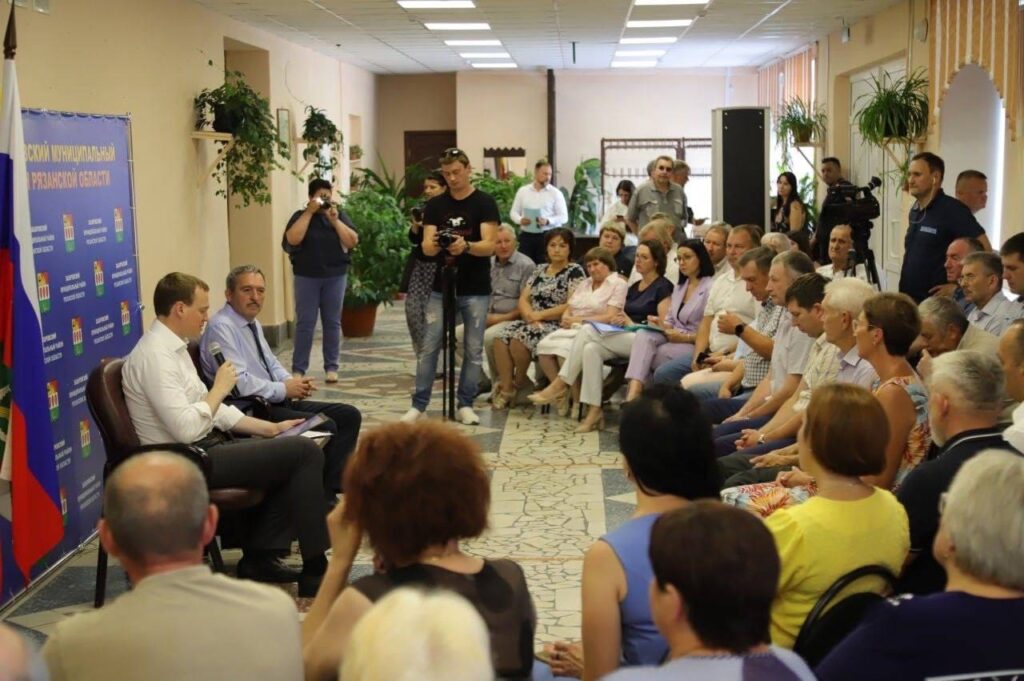 Элеваторный комплекс в Захаровском районе планируют запустить в эксплуатацию в 2023 году Элеваторный комплекс в Захаровском районе планируют запустить в эксплуатацию в 2023 году В ходе поездки в Захаровский район Павел Малков также отметил необходимость строительства нового детсада.