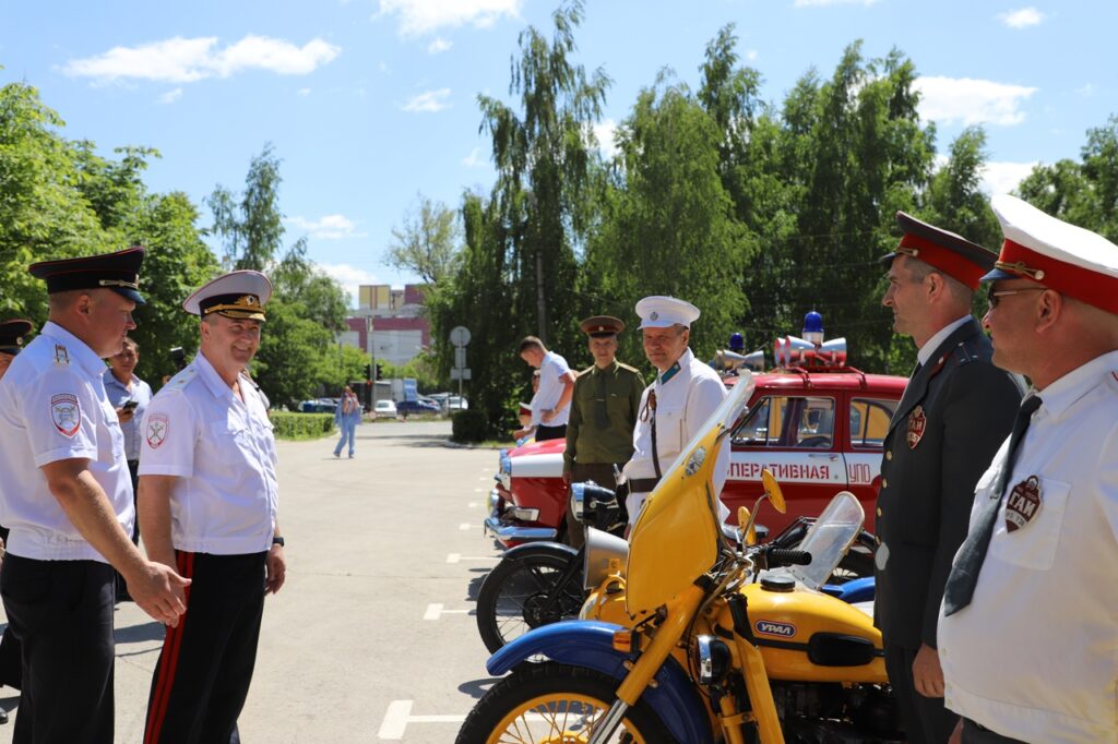 В Рязани прошли торжества по случаю 86-летию со дня образования ГАИ-ГИБДД В Рязани прошли торжества по случаю 86-летию со дня образования ГАИ-ГИБДД На торжественной церемонии Владимир Алай вручил отличившимся сотрудникам и ветеранам ведомственные награды: медали, благодарственные письма, почетные грамоты и ценные подарки.