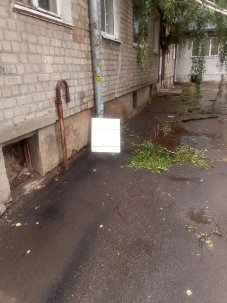 В центре Рязани дерево упало на пятиэтажку и повисло на проводах В центре Рязани дерево упало на пятиэтажку и повисло на проводах Фотографии последствий непогоды разместила группа «Рязань».