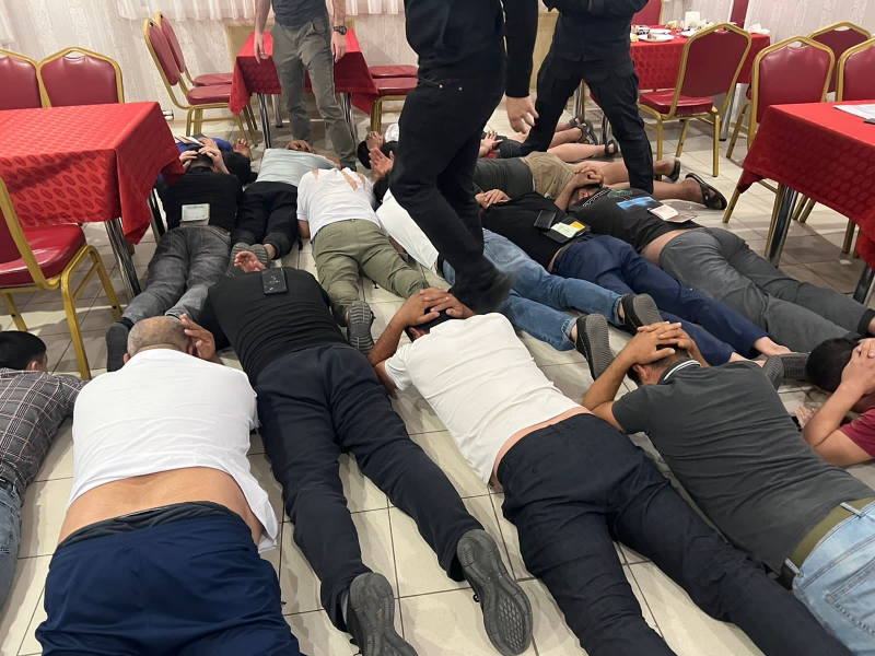 Полиция, ФСБ и ОМОН провели рейд по иностранцам в Рязани Полиция, ФСБ и ОМОН провели рейд по иностранцам в Рязани В ночь на 16 июля силовики посетили шесть кафе. Документы проверили у 80 человек, семеро допустили нарушения.