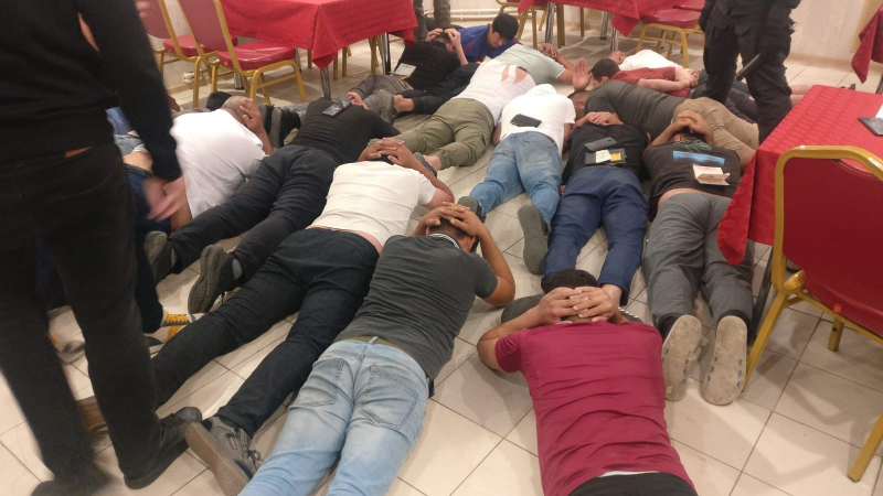 Полиция, ФСБ и ОМОН провели рейд по иностранцам в Рязани Полиция, ФСБ и ОМОН провели рейд по иностранцам в Рязани В ночь на 16 июля силовики посетили шесть кафе. Документы проверили у 80 человек, семеро допустили нарушения.