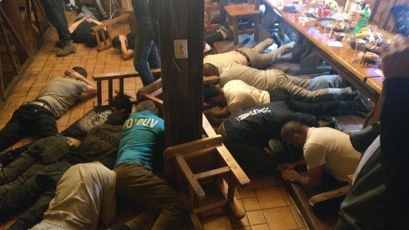 Полиция, ФСБ и ОМОН провели рейд по иностранцам в Рязани Полиция, ФСБ и ОМОН провели рейд по иностранцам в Рязани В ночь на 16 июля силовики посетили шесть кафе. Документы проверили у 80 человек, семеро допустили нарушения.