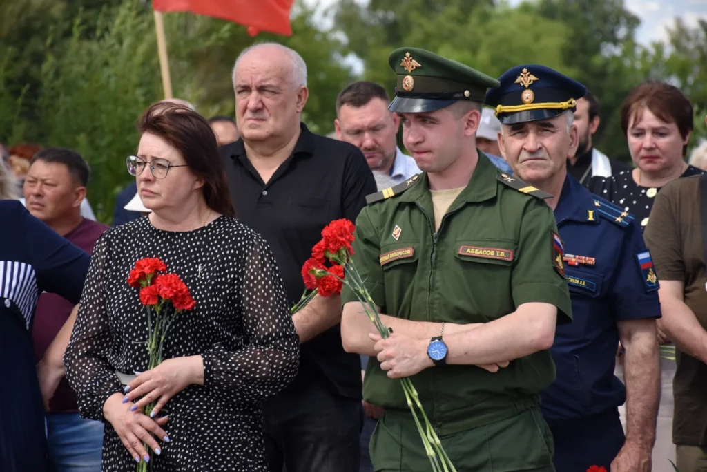 В Сасове простились с героически погибшим на Донбассе Сергеем Ферапонтовым В Сасове простились с героически погибшим на Донбассе Сергеем Ферапонтовым Траурное мероприятие прошло с участием близких и друзей Ферапонтова, представителей власти, военного гарнизона, общественных организаций, епархии, ветеранов.
