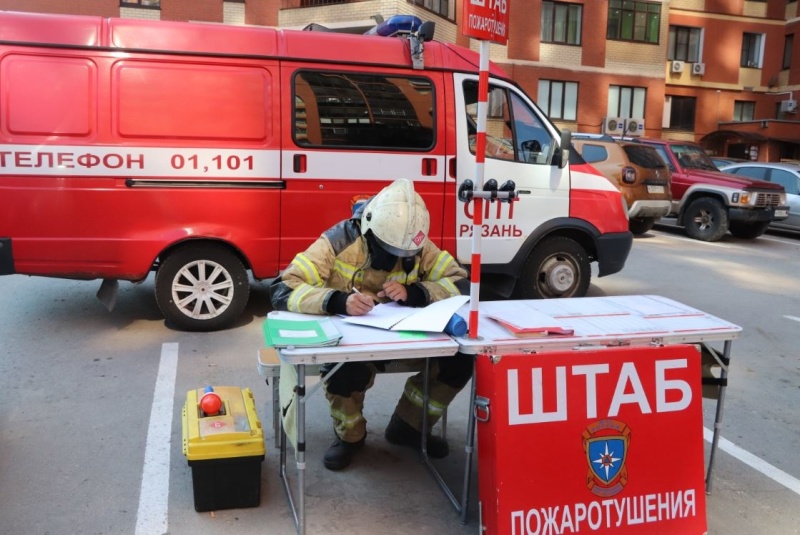 Рязанские пожарные провели тренировку по тушению возгорания на 22-м этаже