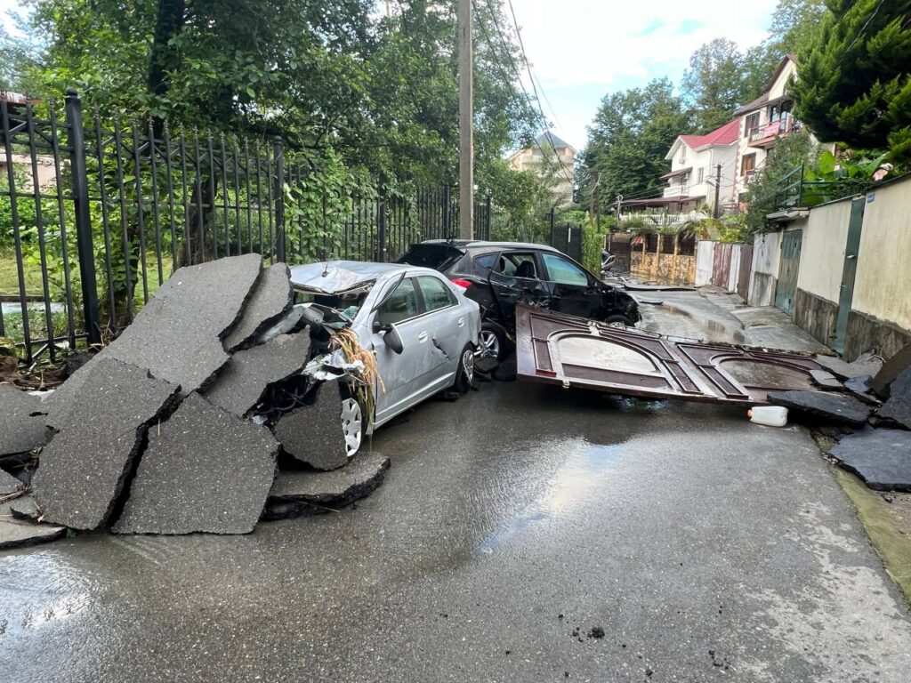 Опубликованы фото и видео последствий ночного ливня в Сочи Опубликованы фото и видео последствий ночного ливня в Сочи За сутки выпало 90% месячной нормы осадков.