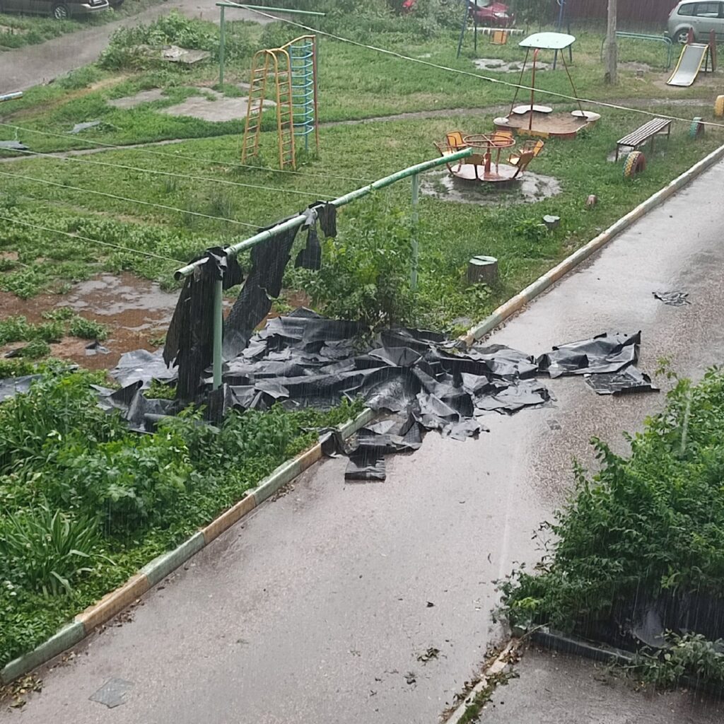 С жилого дома в Рязани сдуло часть крыши Автор утверждает, что в мае–июне 2022 года управляющая компания сделала капитальный ремонт крыши.