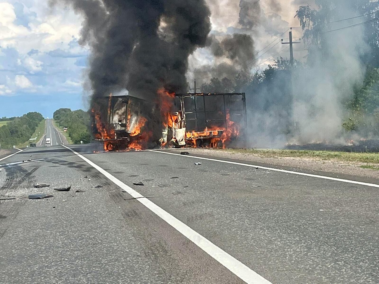 Водители сгорели заживо после столкновения двух грузовиков