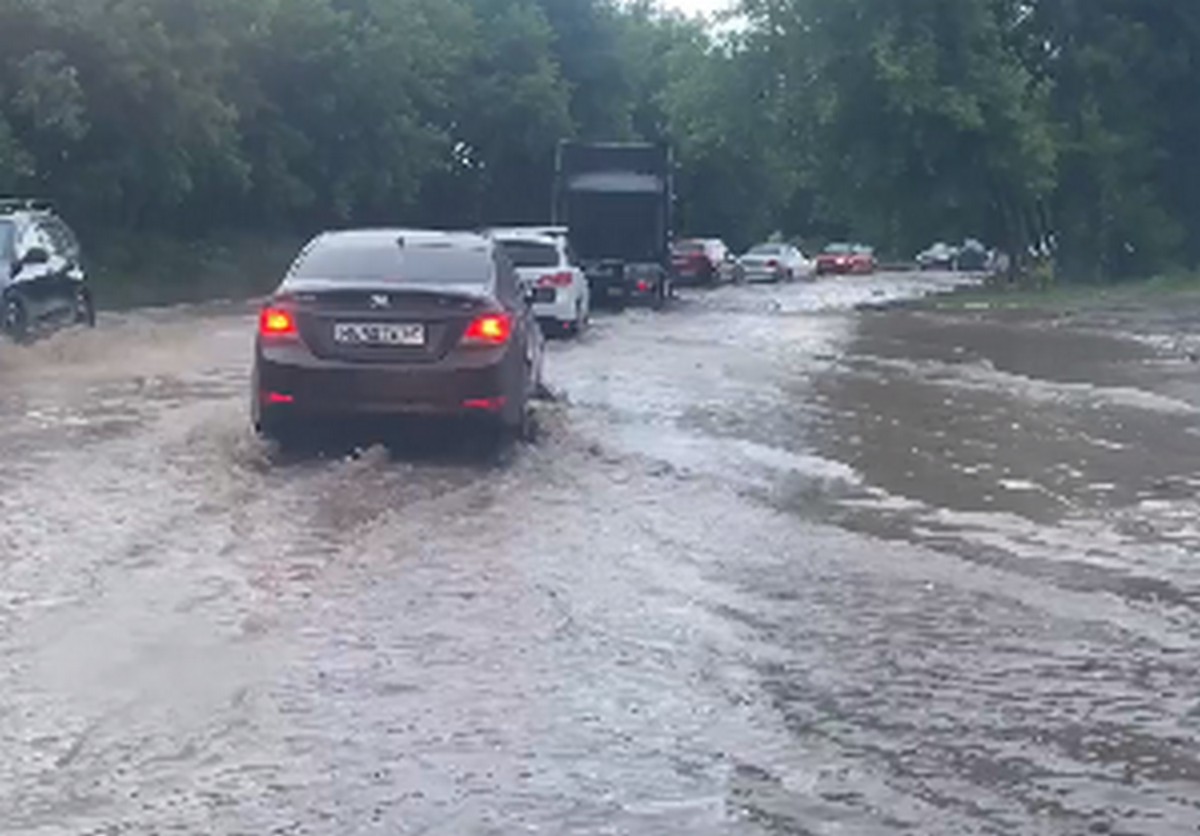 На окраине Рязани во время дождя затопило дорогу