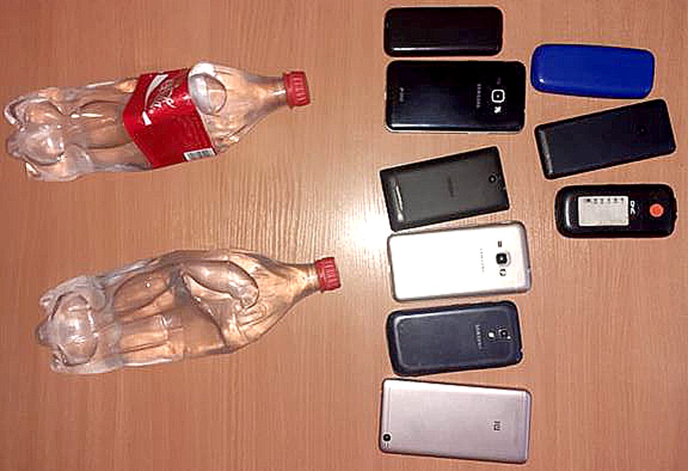В рязанскую колонию-поселение пытались перебросить бутылки со спиртом и мобильные телефоны