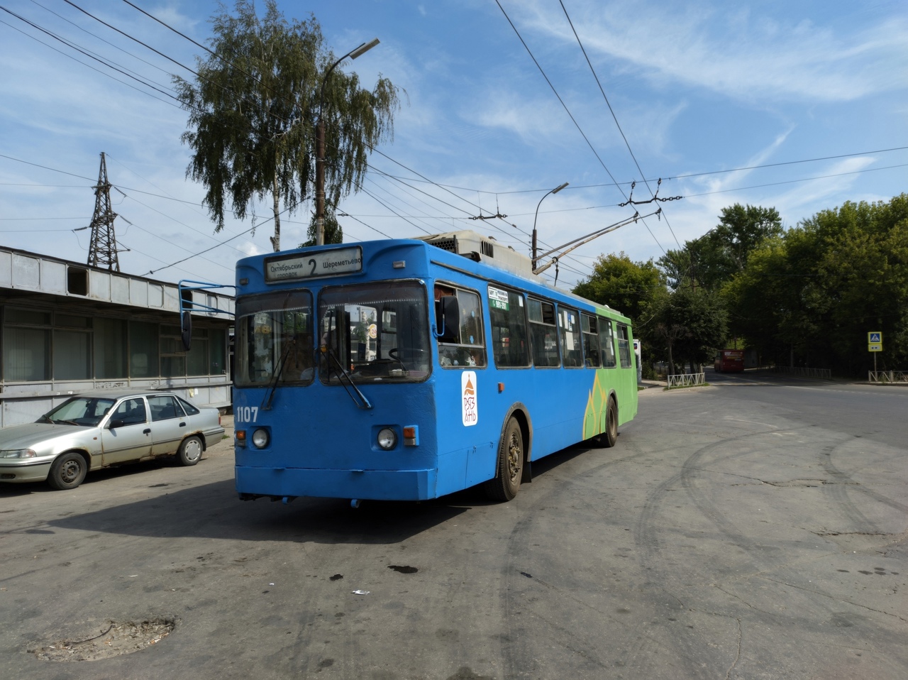 Рязанские активисты самостоятельно покрасили троллейбус