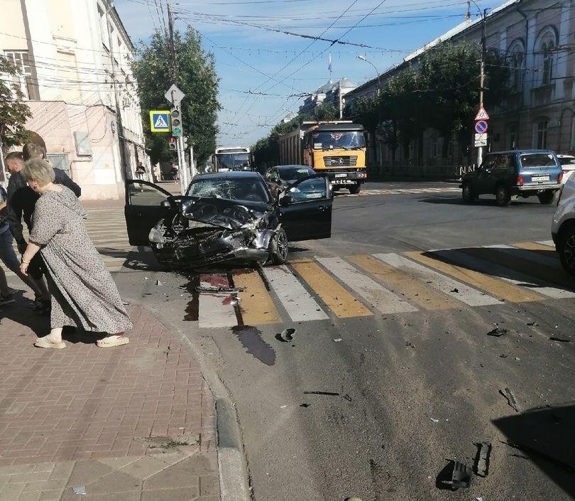 Появились новые фото серьёзного ДТП на улице Ленина в Рязани