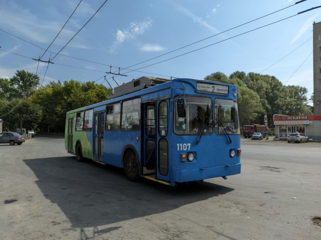 Рязанские активисты самостоятельно покрасили троллейбус