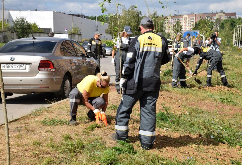 Сотрудники Рязанской НПК высадили молодые деревья в Дашково-Песочне