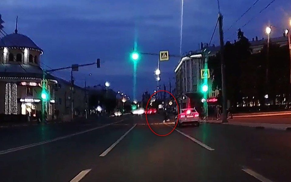 В центре Рязани сняли на видео «бессмертного» пешехода