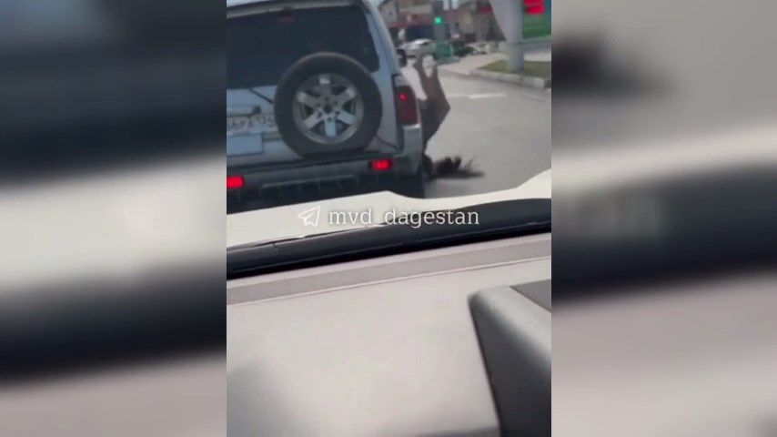 Девушка выпала на дорогу из автомобиля, танцуя в открытом окне