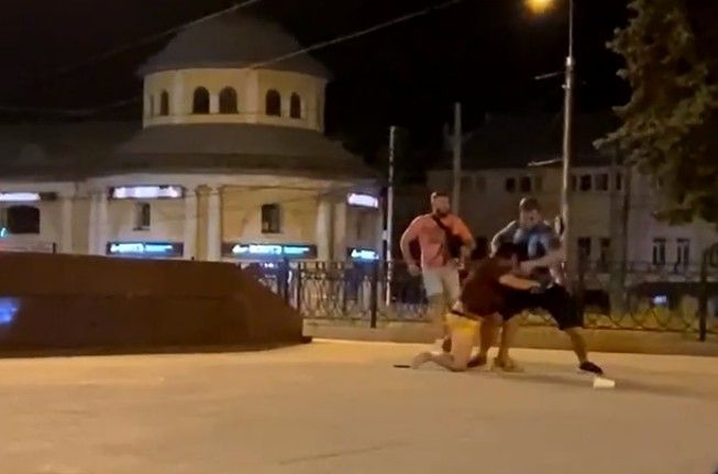 Драка на площади Ленина в Рязани попал на видео