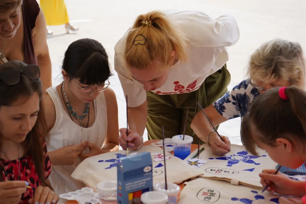 В Рязани прошёл мастер-класс  по росписи шопперов