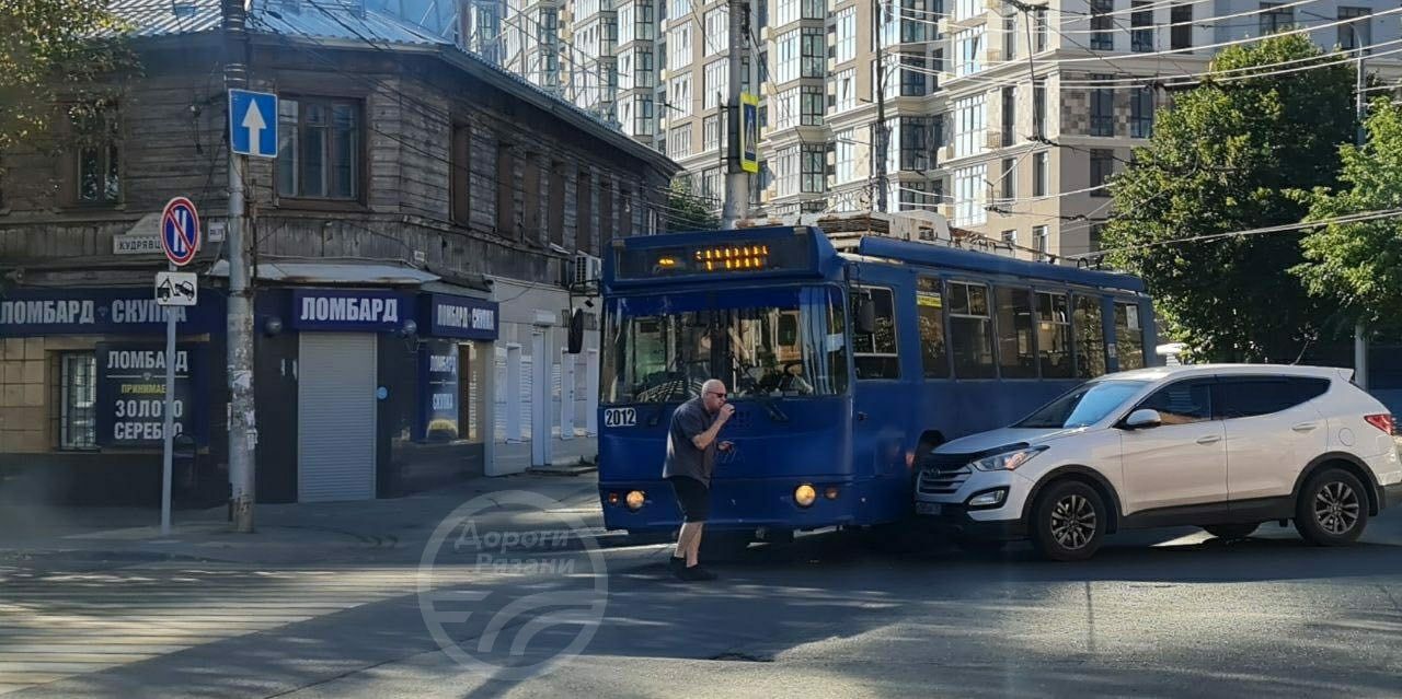 В утреннем ДТП с троллейбусом в Рязани обошлось без пострадавших