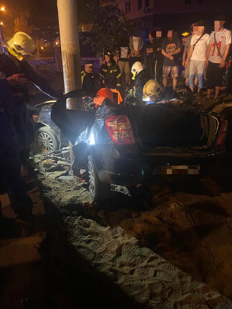 19-летний водитель в Москве врезался в столб, погибли 3 человека