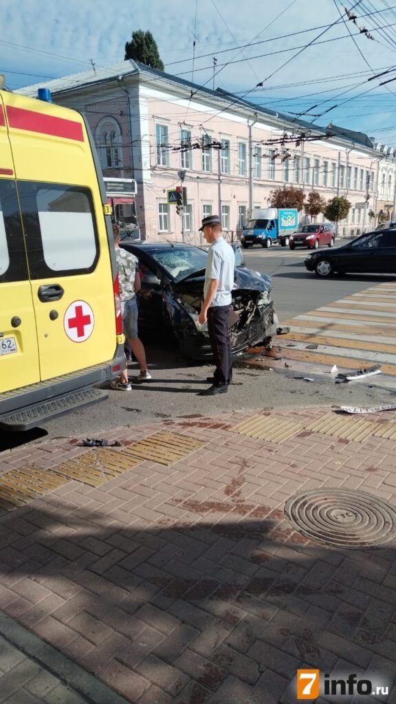 На перекрёстке Ленина и Свободы центре Рязани произошло серьёзное ДТП: легковушка врезалась в маршрутку