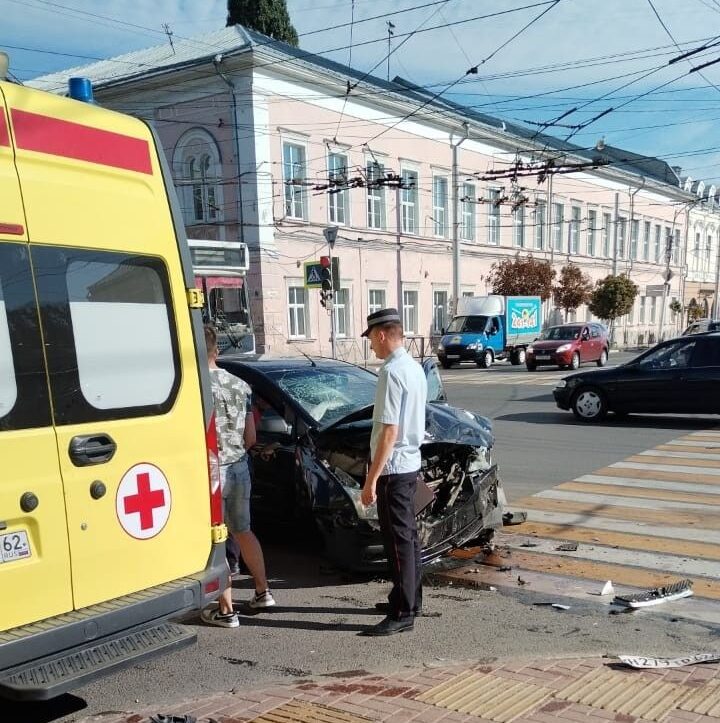 Водитель «Форд Фокус» пострадал в ДТП с автобусом в центре Рязани