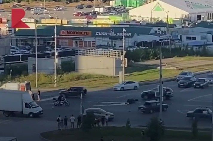 Появилось видео с места ДТП легковушки с мотоциклом у «Глобуса» в Рязани