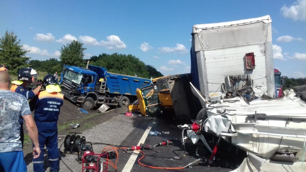 В ДТП с грузовиками и погрузчиком в Липецкой области погибли три человека
