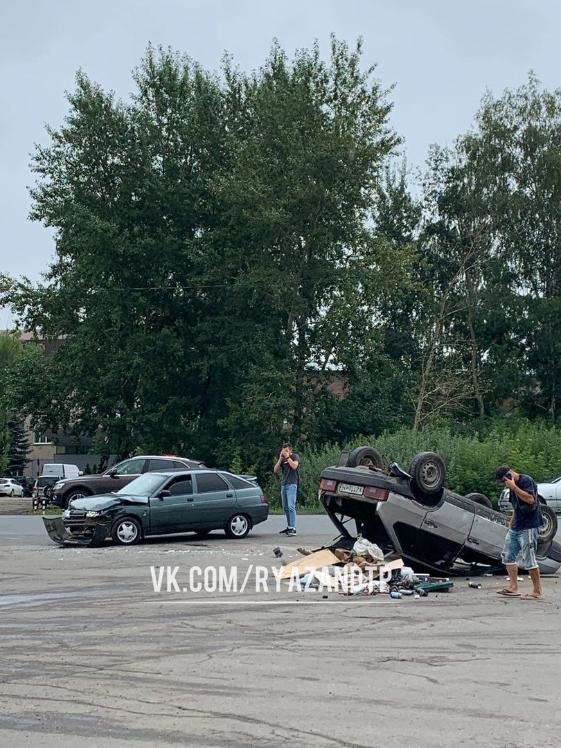 В Рязани жёстко столкнулись два автомобиля ВАЗ