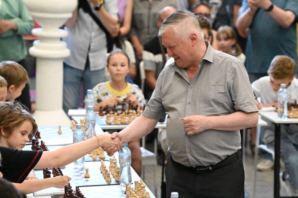 Экс-чемпион мира Анатолий Карпов провёл сеанс одновременной игры в Белгороде