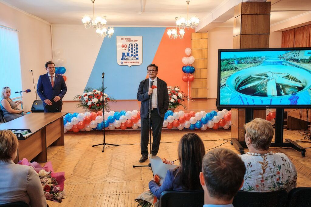 На Ново-Рязанской ТЭЦ ввели в эксплуатацию новую вентиляторную градирню На Ново-Рязанской ТЭЦ ввели в эксплуатацию новую вентиляторную градирню Главная цель инвестиционного проекта — обеспечение безаварийной работы теплофикационных турбин, которые производят отпуск тепла жителям города и предприятиям Южного промузла.