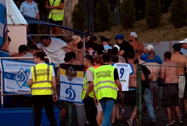 Фанаты «Динамо» устроили потасовку с полицией на матче молодёжки «Рязани-ВДВ»