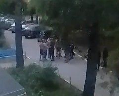 В Рязани на улице Зубковой засняли конфликт мужчины и подростков