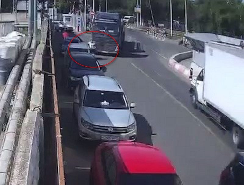 Пьяный водитель фуры раздавил женщину-велосипедистку в Москве
