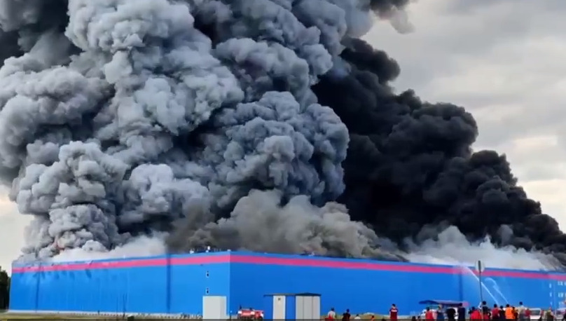 Часть стены горящего склада Ozon в Подмосковье обрушилась