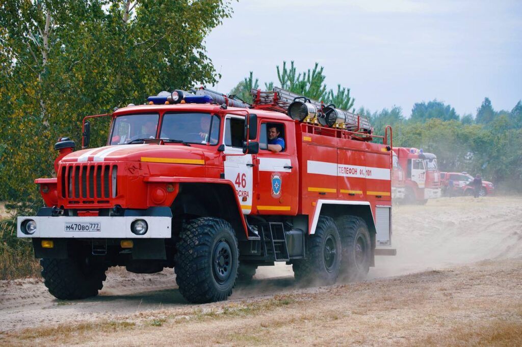 Спасатели-добровольцы из Москвы остановили пожар в одном километре от деревни Ольгино в Рязанской области