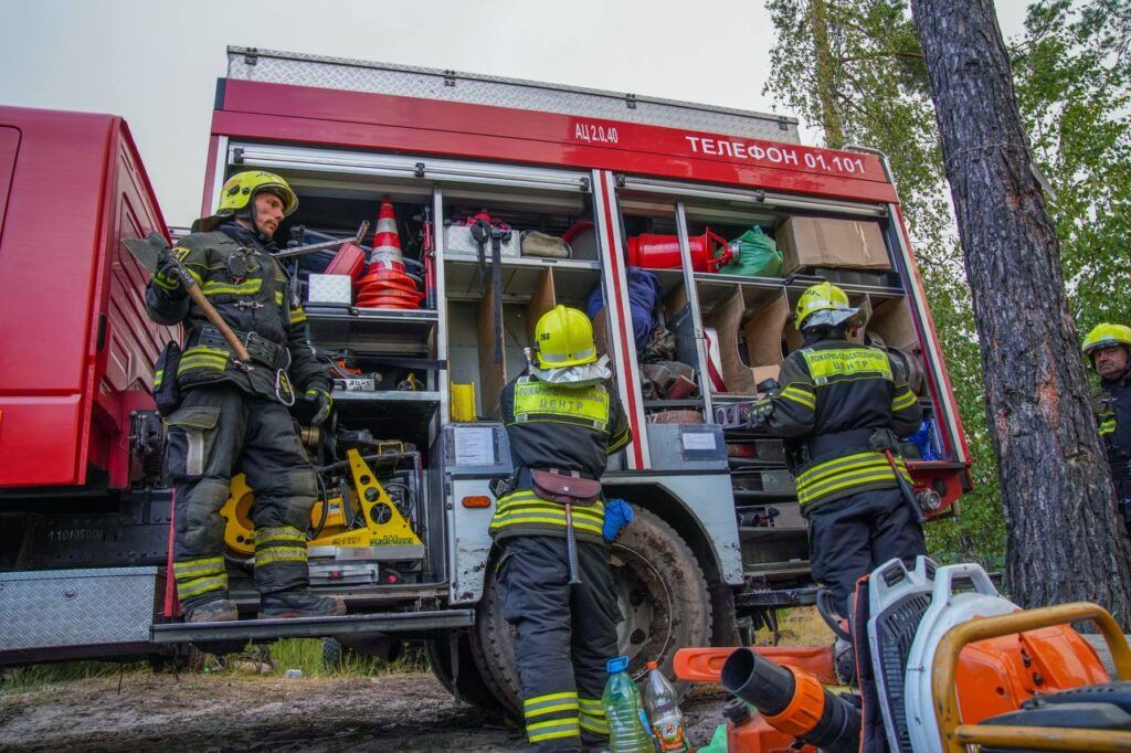 Спасатели-добровольцы из Москвы остановили пожар в одном километре от деревни Ольгино в Рязанской области
