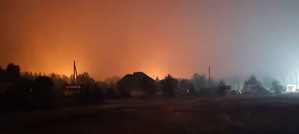 Опубликованы кадры из горящих лесов Рязанской области С воскресенья Москва увеличила группировку до 8,5 тысяч человек и свыше 200 единиц спецтехники в Рязанской области.